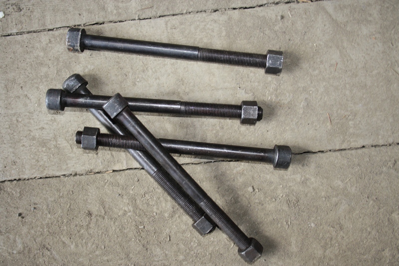 Болт центральный передней рессоры  M14 L=200 с гайкой